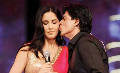 Shahrukh Khan Kisses Katrina Kaif on Stage