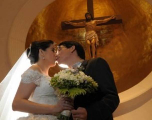 Shalani Soledad and Roman Romulo kissing each other Exclusive Photos of Shalani Soledad and Roman Romulo Wedding