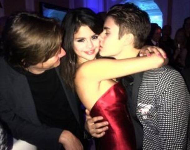Drunken Kissing Photos of Justin Bieber & Selena Gomez at Birthday Party