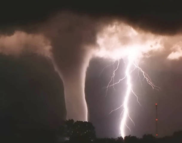 Tornadoes hit 6 U.S. States: Several Dead and Injured