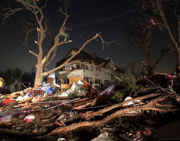 Tornadoes hit 6 U.S. States: Several Dead and Injured