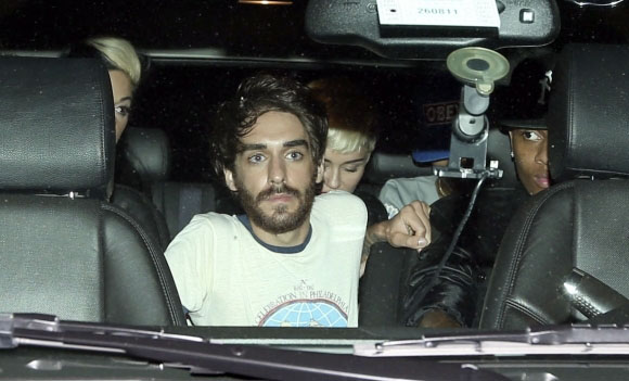 Miley Cyrus in night club-5