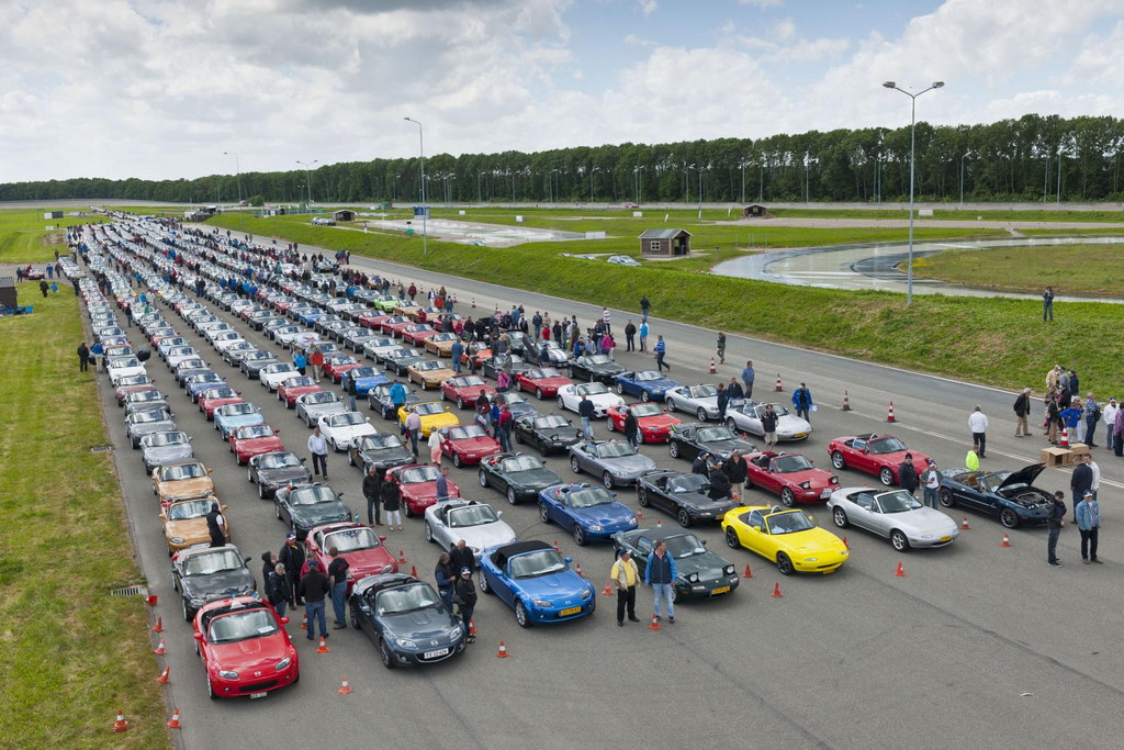 683 Mazda MX-5s Gathered For A New World Record
