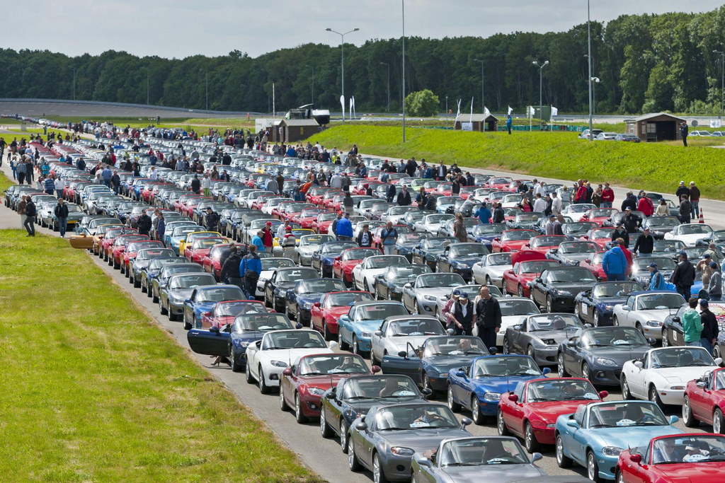 683 Mazda MX-5s Gathered For  New World Record
